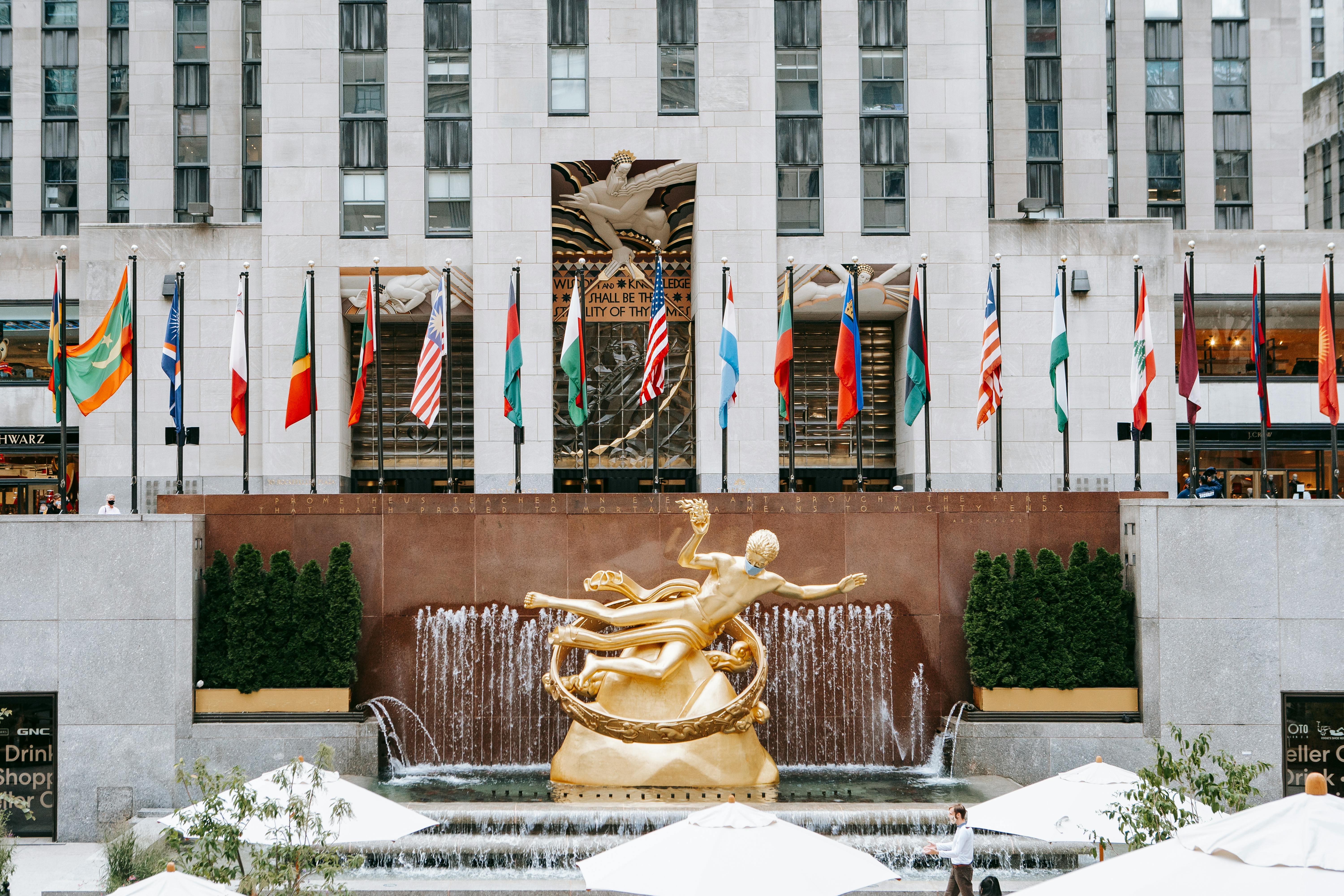Une statue dorée Trump-Bitcoin apparaît au Capitole américain au milieu de la réduction des taux de la Fed