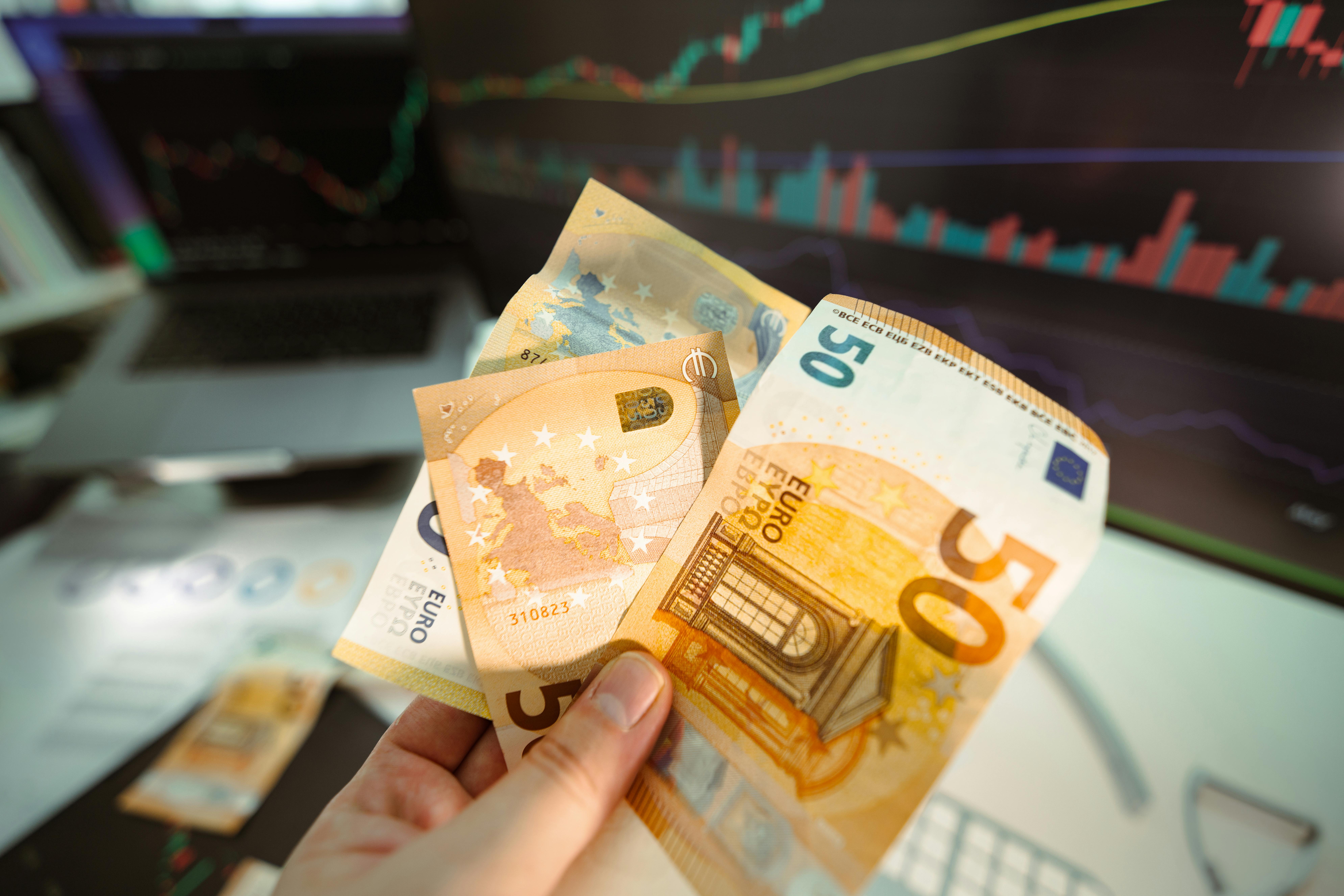 Nu Holdings Stock Gains Amidst Valuation Debate Following Strong Performance