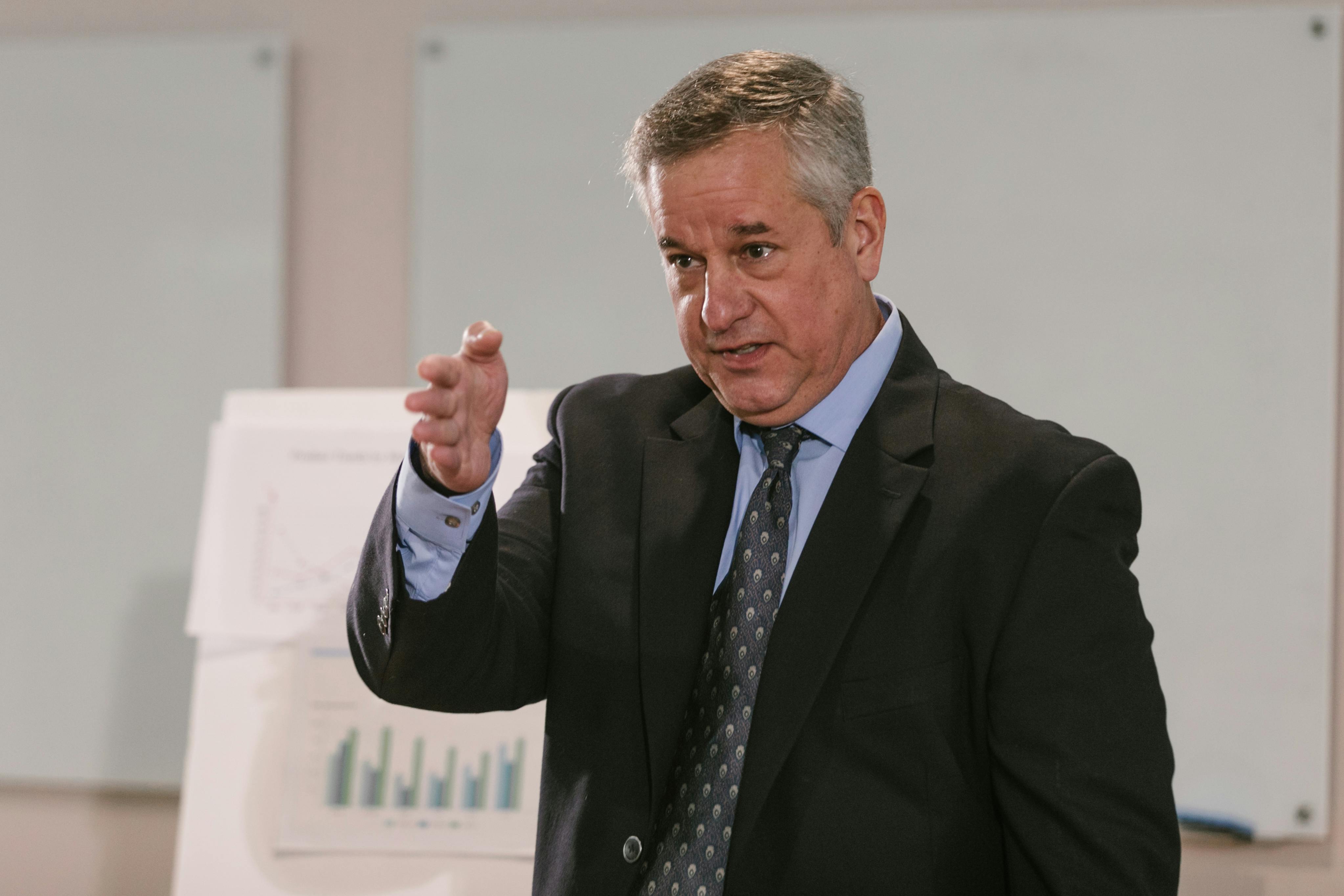 JPMorgan CEO Dimon Forecasts Delayed Fed Rate Cuts, Downplays Stablecoin Threat
