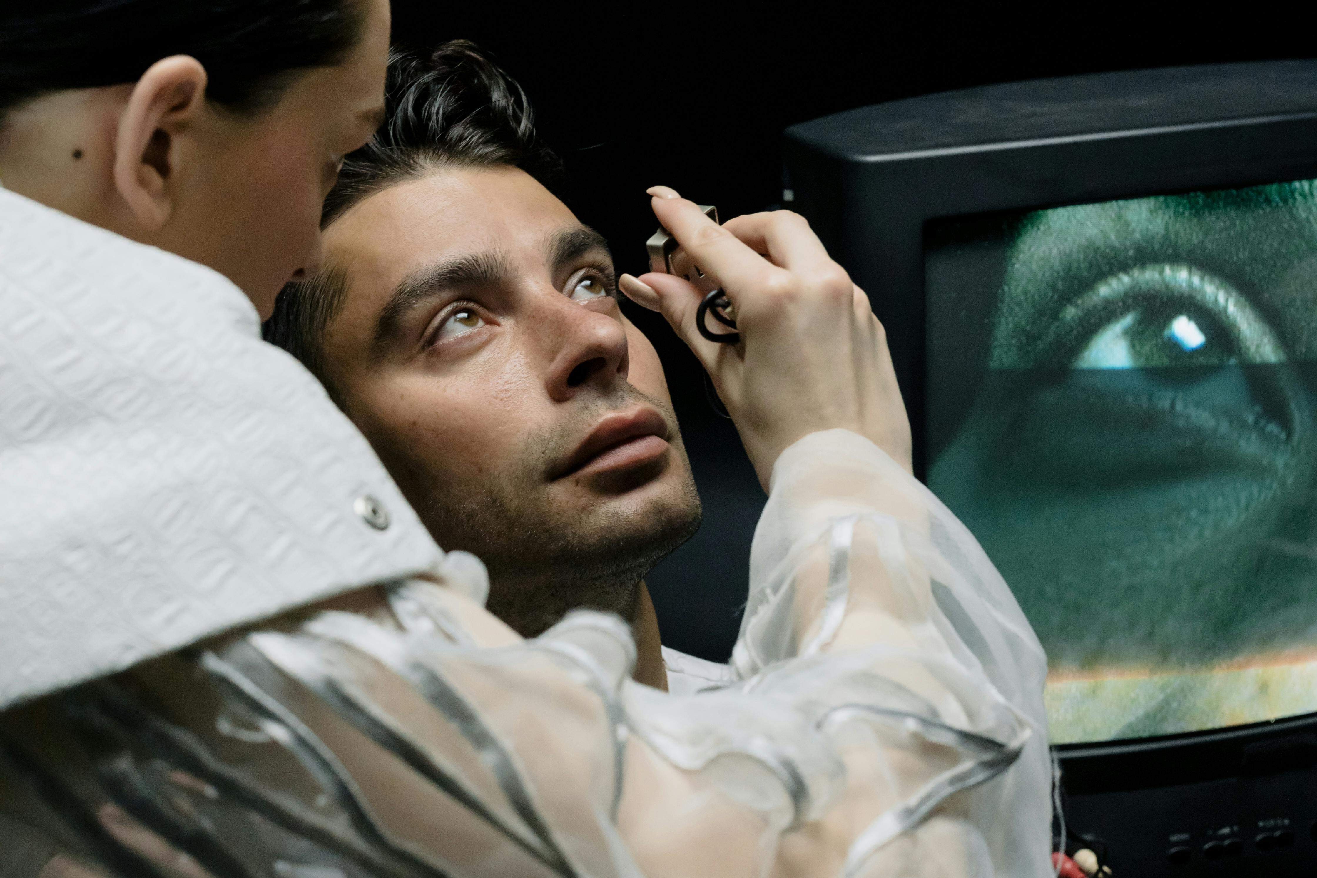 Pressions réglementaires émergentes pour NVIDIA et Hims & Hers ; le secteur technologique enregistre des gains modestes