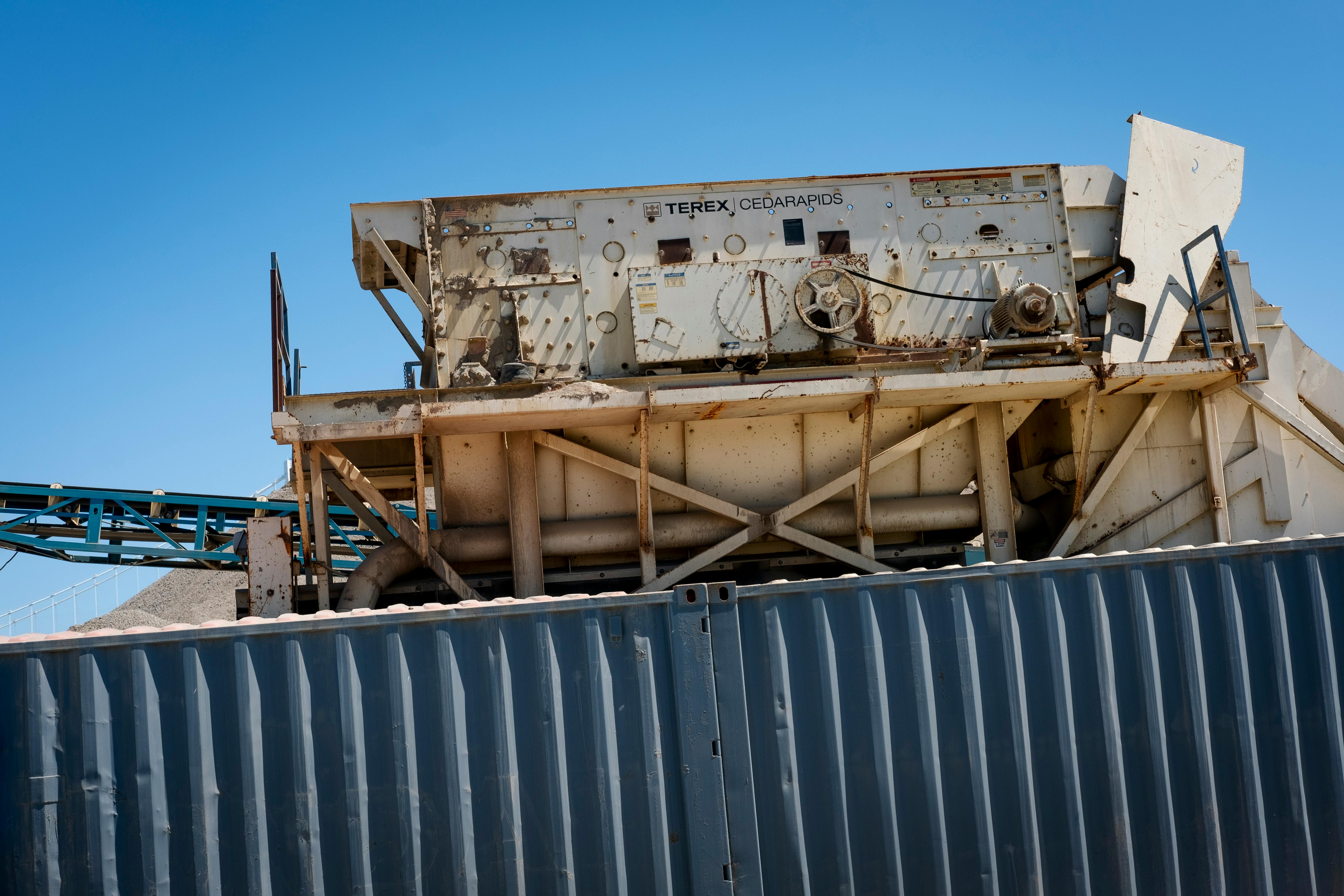 Nguồn cung urani thắt chặt khi các nhà sản xuất lớn giảm sản lượng