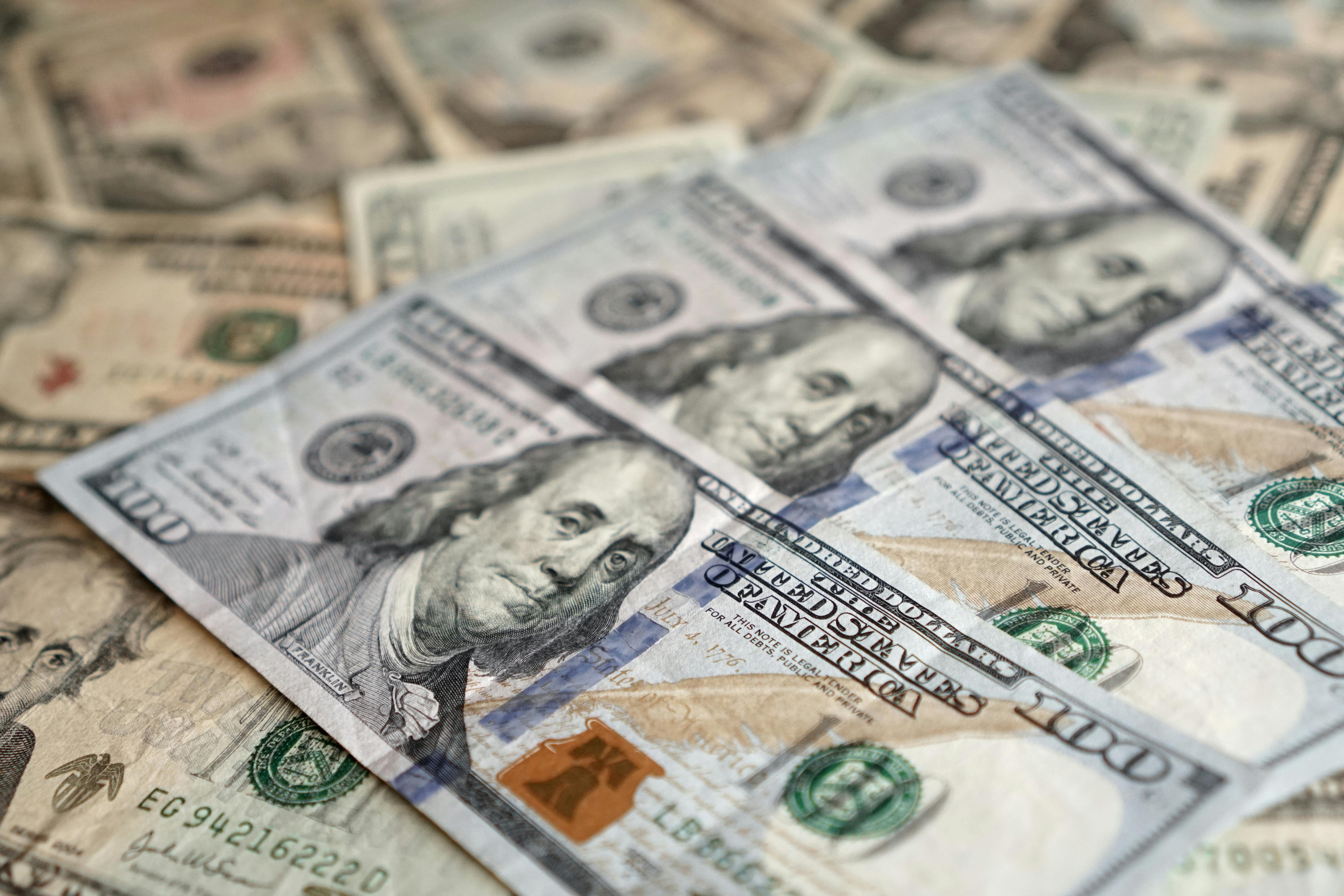 La divergencia de los bancos centrales impulsa las ganancias del mercado a medida que la Fed recorta las tasas y el BoE se mantiene estable
