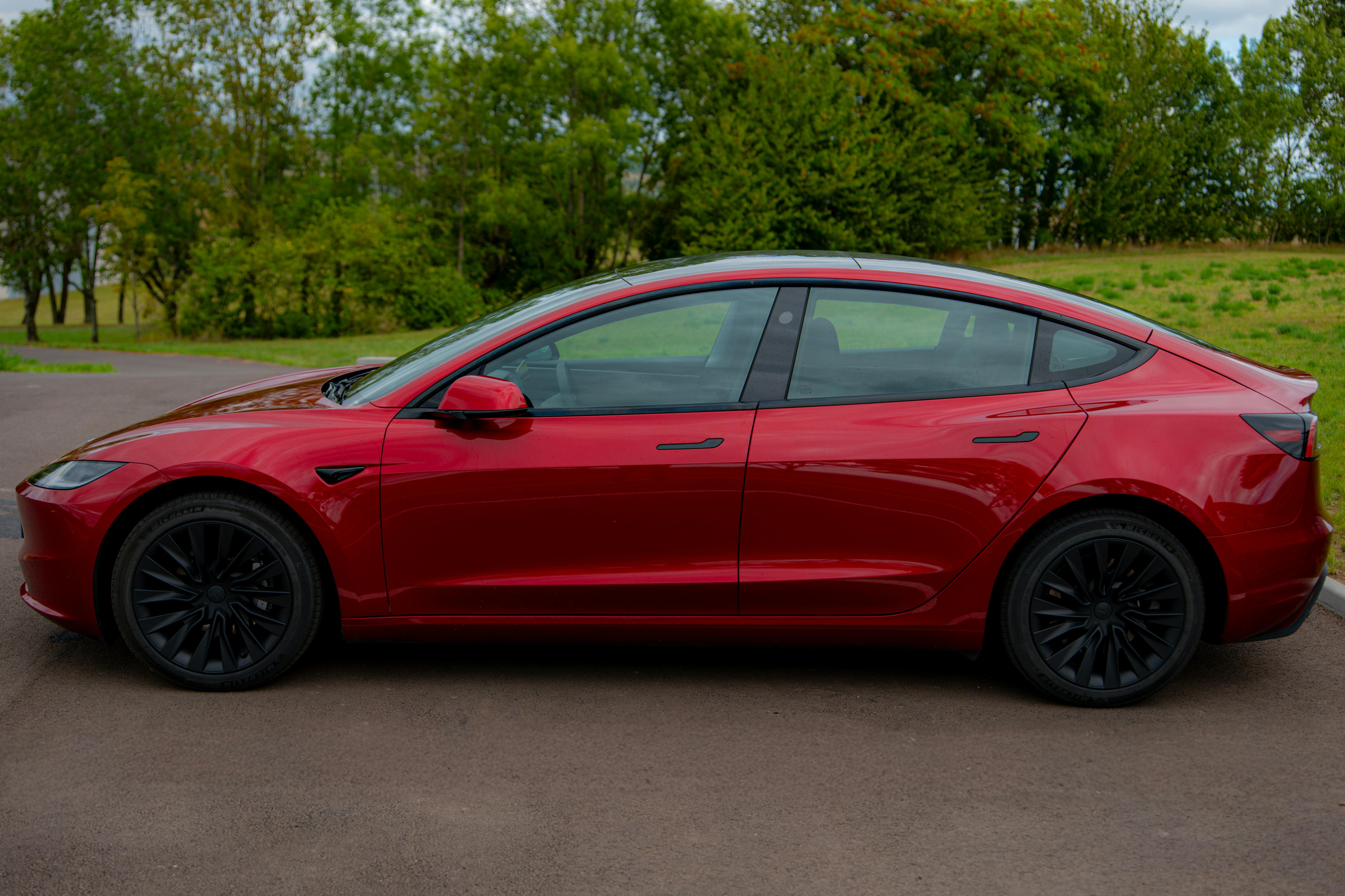 Technology Sector Outperforms Amid Strong AI Demand, Retail Sector Grapples with Tariff Headwinds, and Key Jobs Report Shapes Monetary Policy Expectations