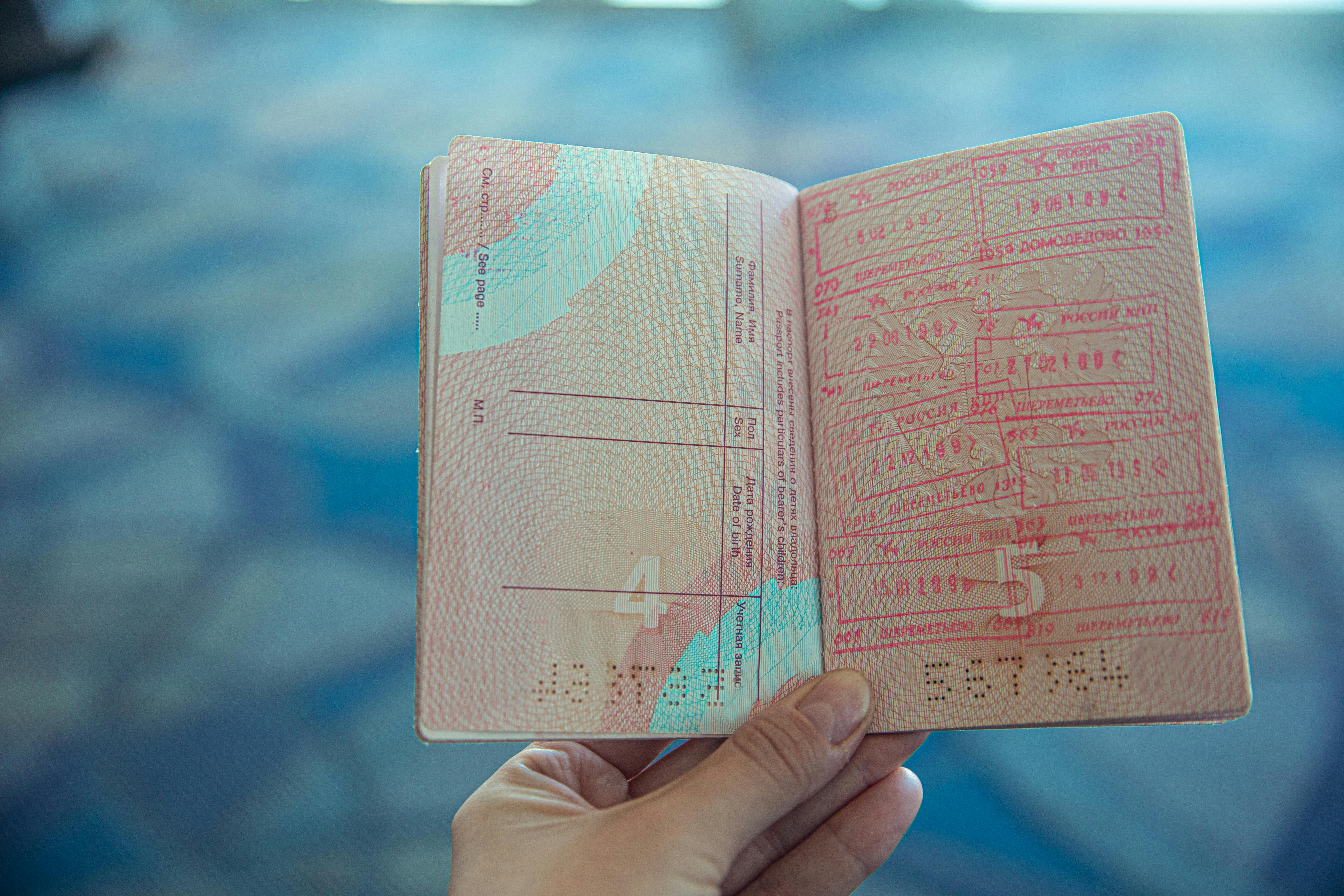 El aumento de la tarifa de visa H-1B impacta las acciones del sector tecnológico y las estrategias de talento
