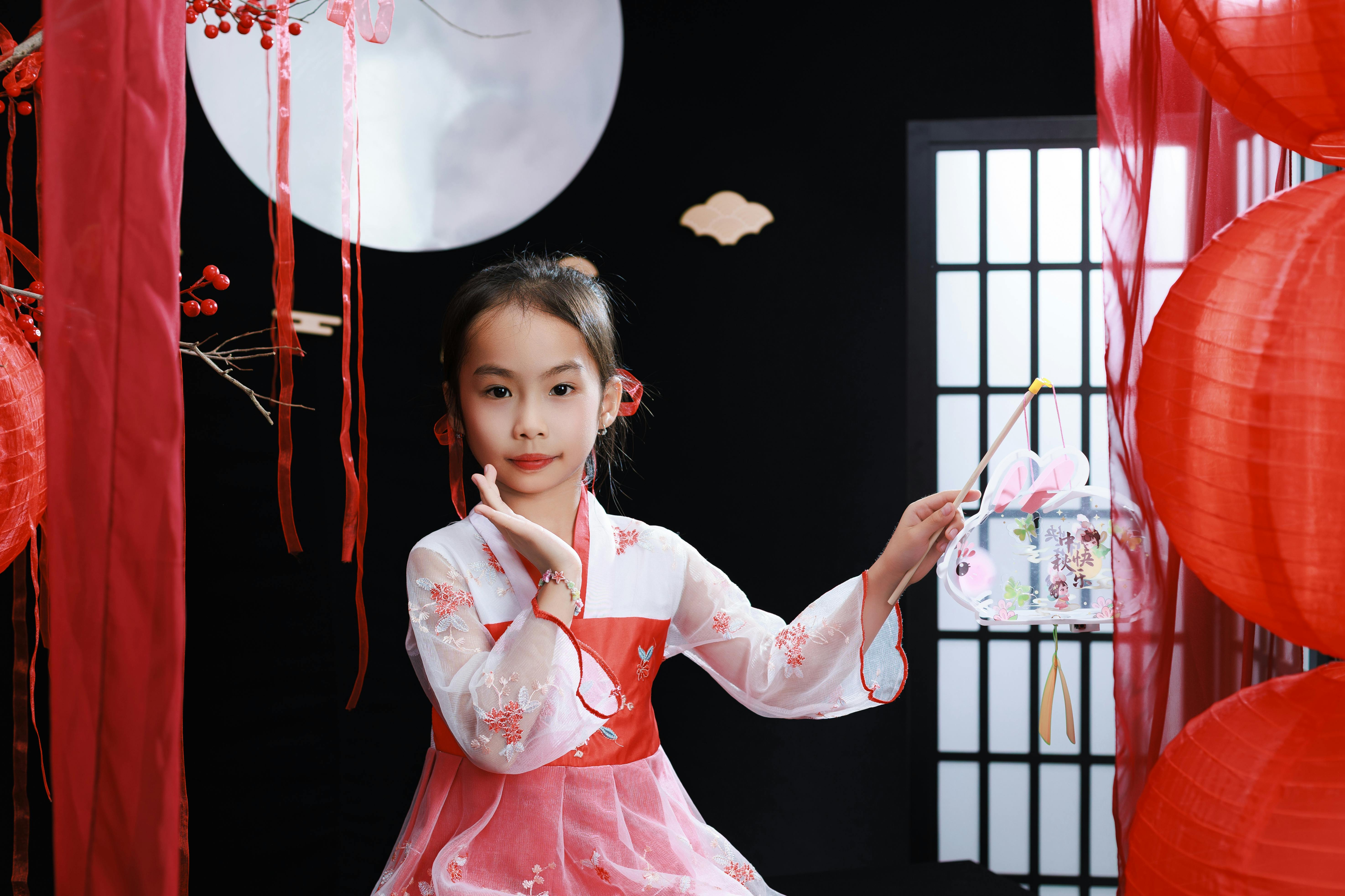 Çin Teknoloji Sektörü ETF Rallisinin Başını Çekiyor; Ekonomik Riskler Devam Ediyor