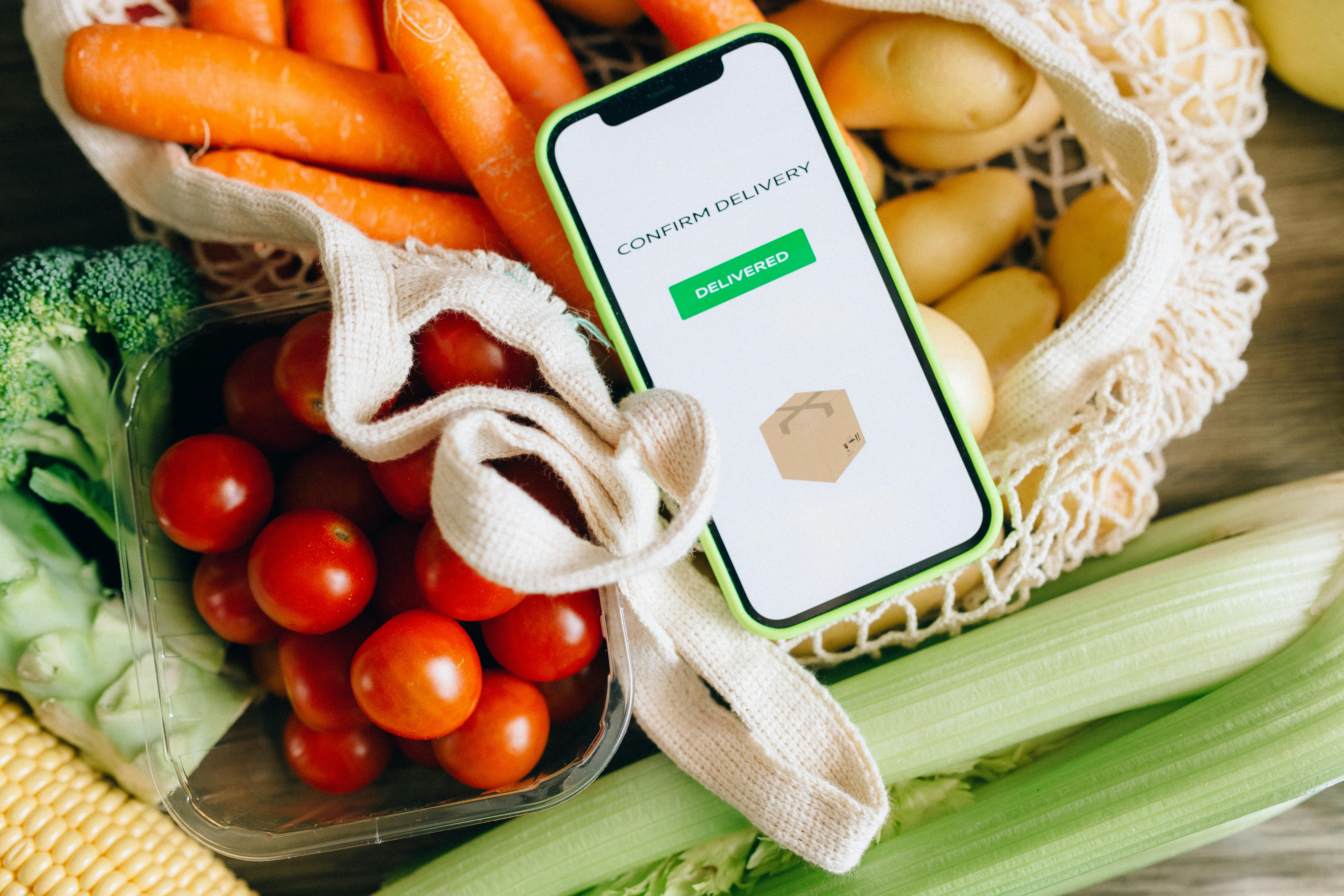 Lĩnh vực công nghệ và bán lẻ phản ứng trước quan hệ đối tác giao hàng tạp hóa mở rộng của Amazon