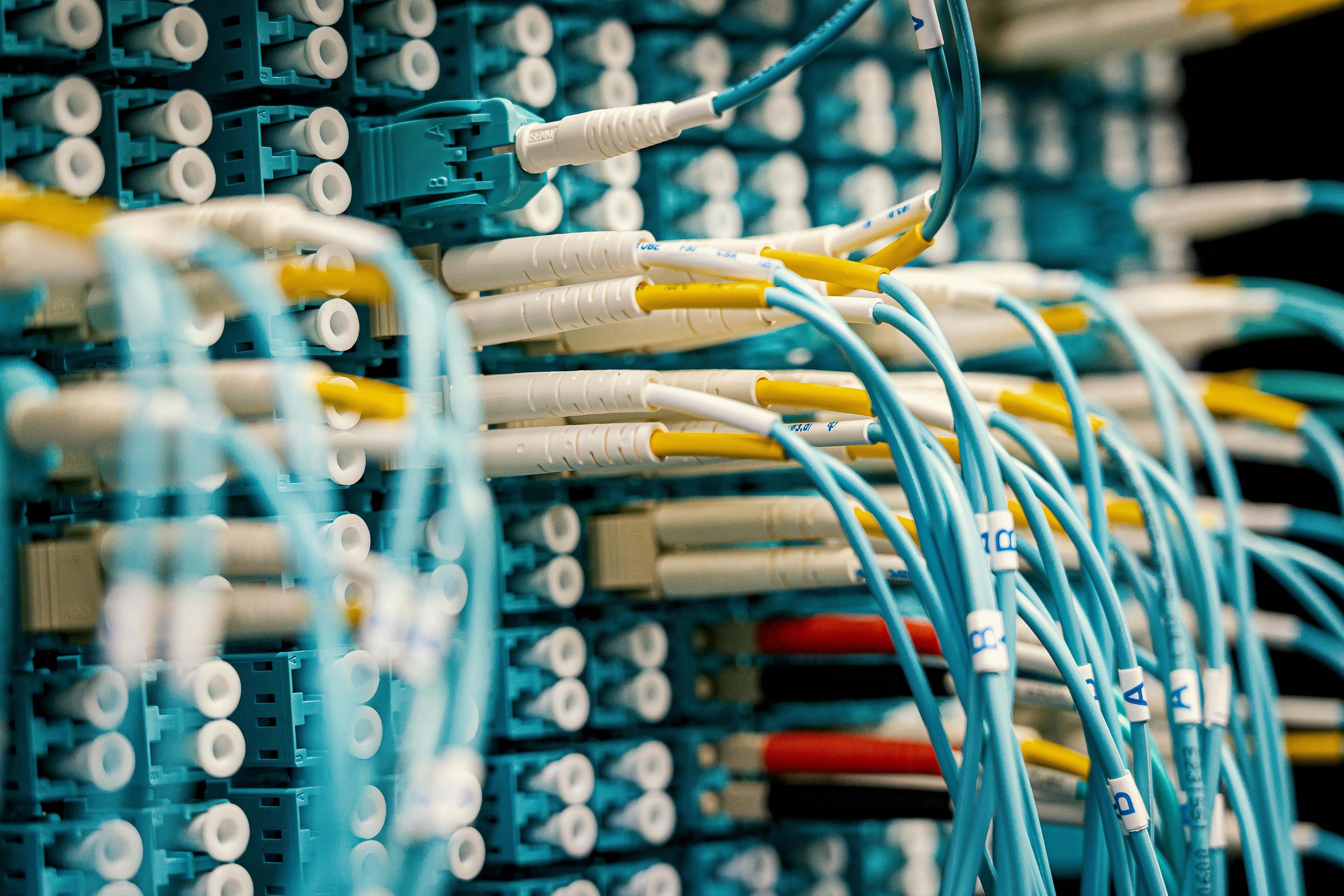 AT&T presenta sólidos resultados del segundo trimestre de 2025, las acciones suben en medio del enfoque estratégico en redes inalámbricas y de fibra