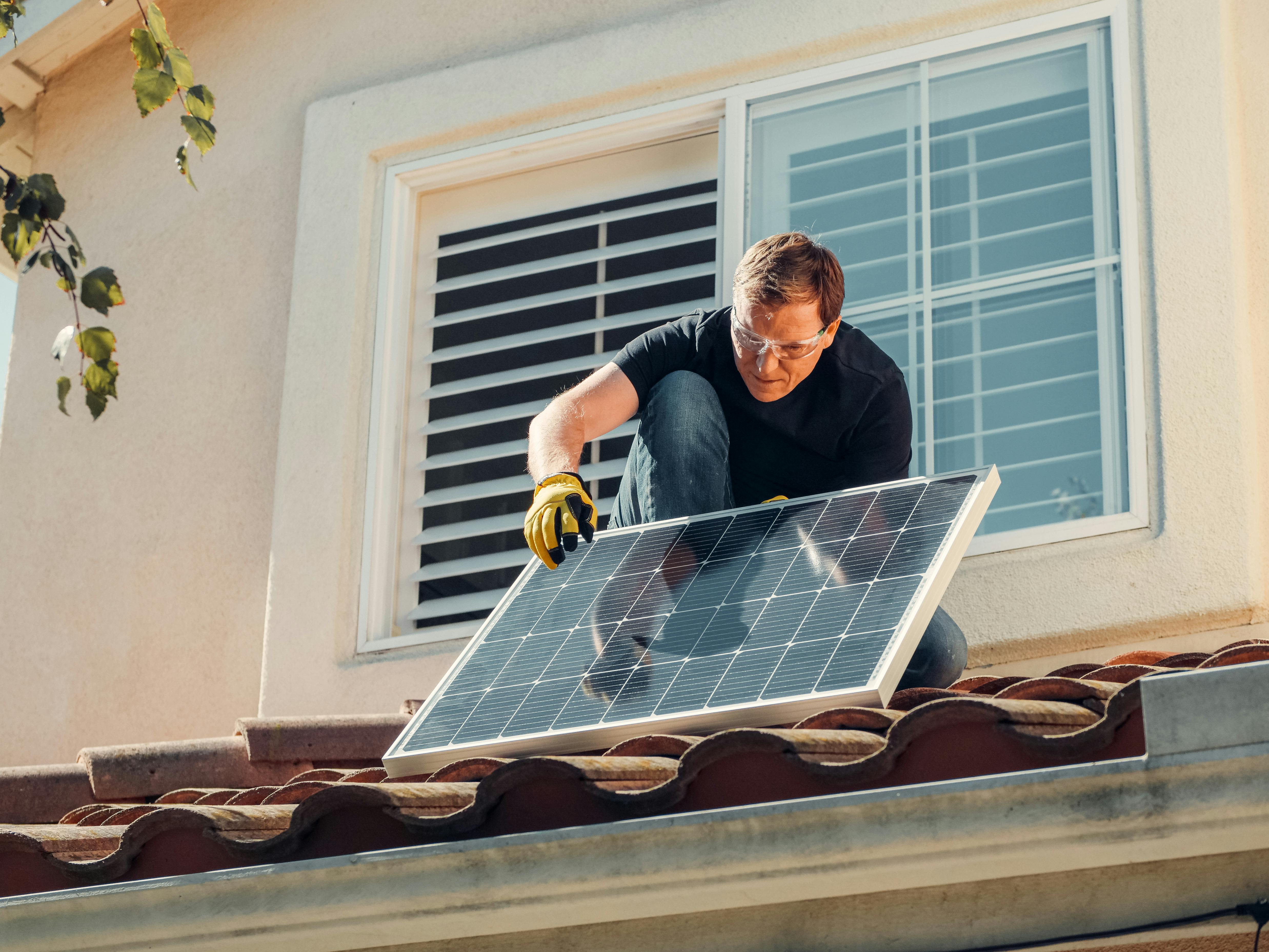 Değerleme Tartışmaları ve Sektördeki Zorluklar Arasında Enphase Energy Hisse Senedi Volatilitesi Devam Ediyor