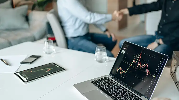 Hoạt động cổ phiếu của Hertz Global Holdings sau hợp tác Amazon Autos