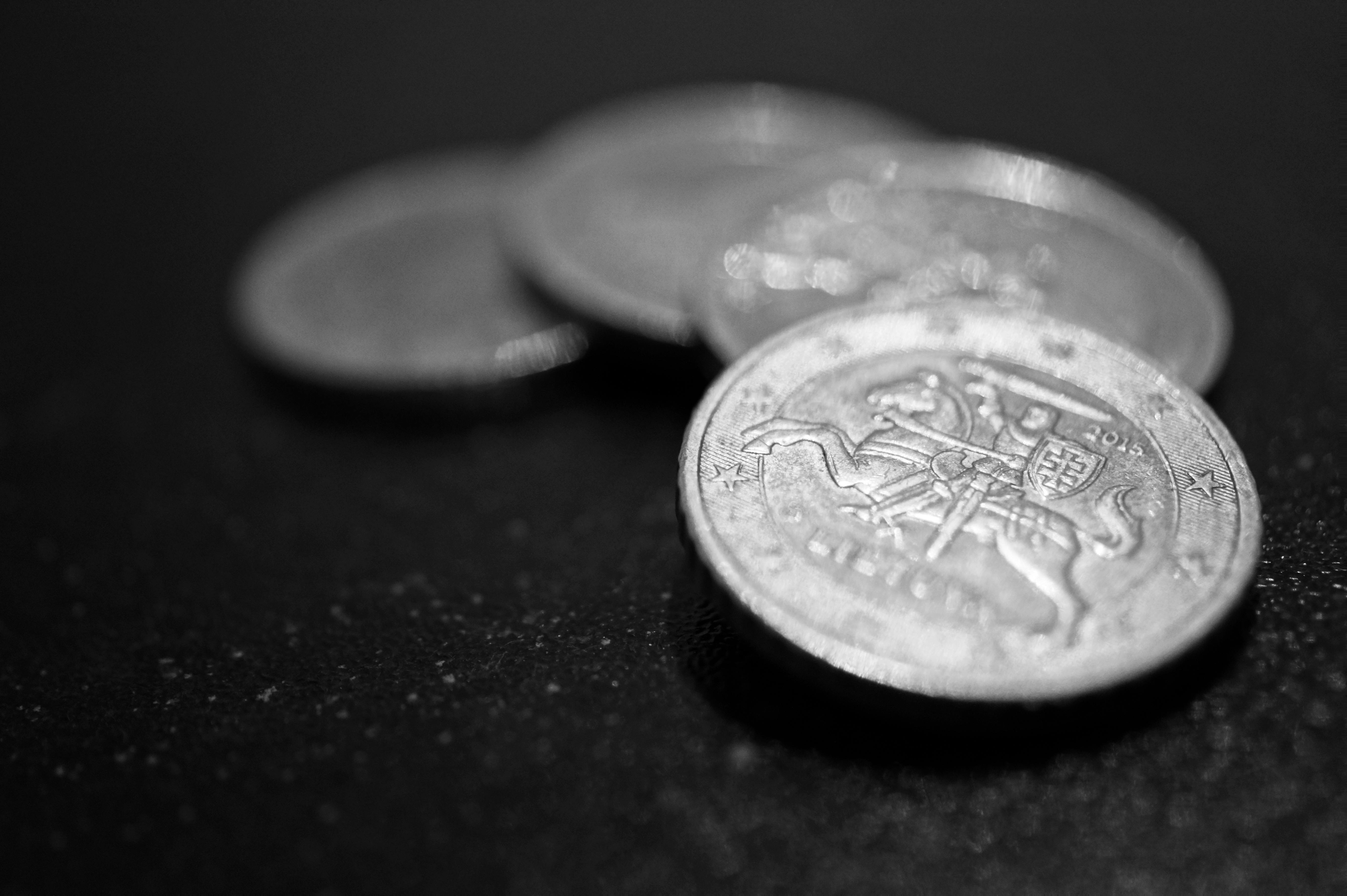 Silver Outperforms Gold Amid Robust Industrial Demand and Rate Cut Expectations