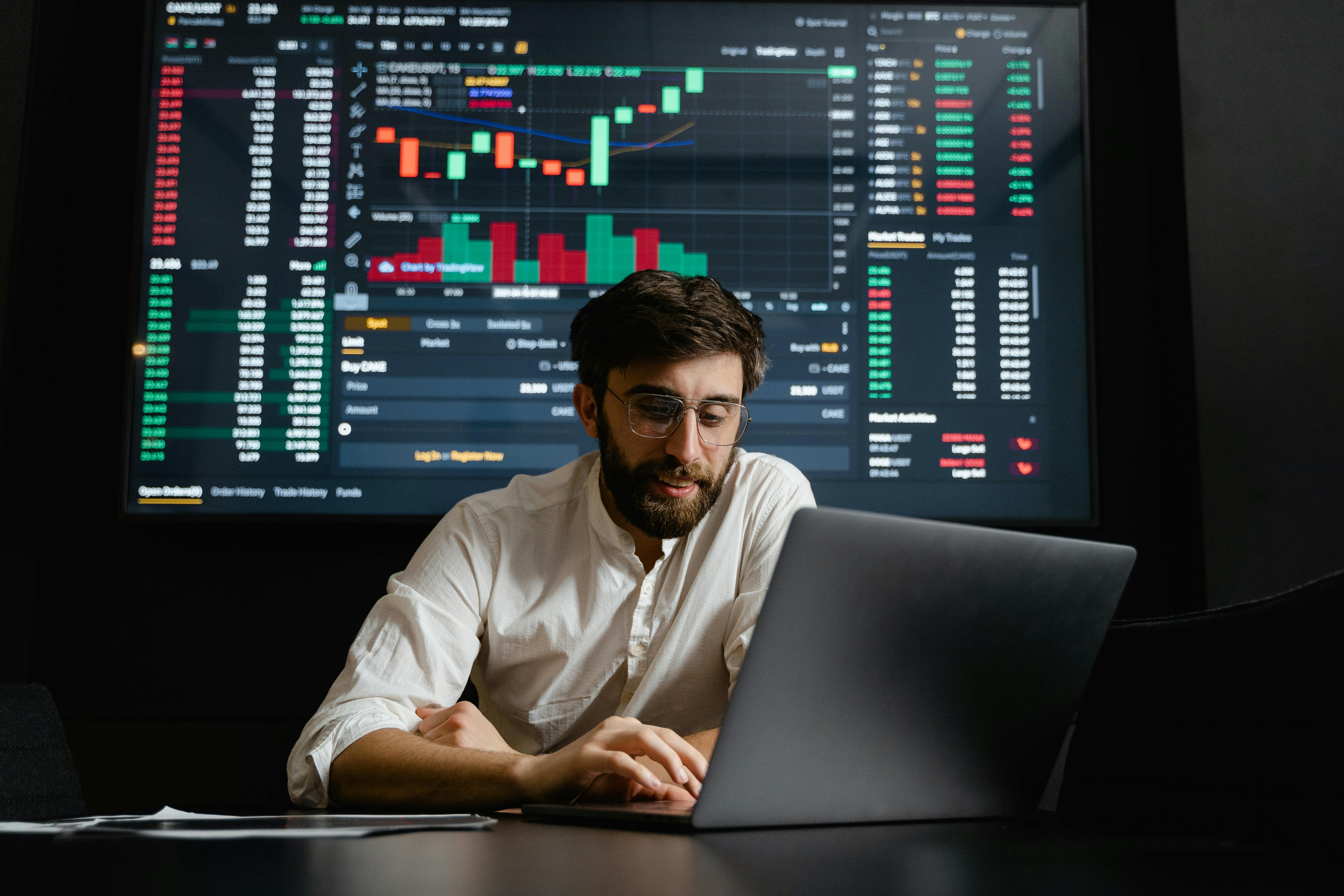 Analyst Upgrades and Downgrades Signal Shifting Valuations and Strategic Outlooks