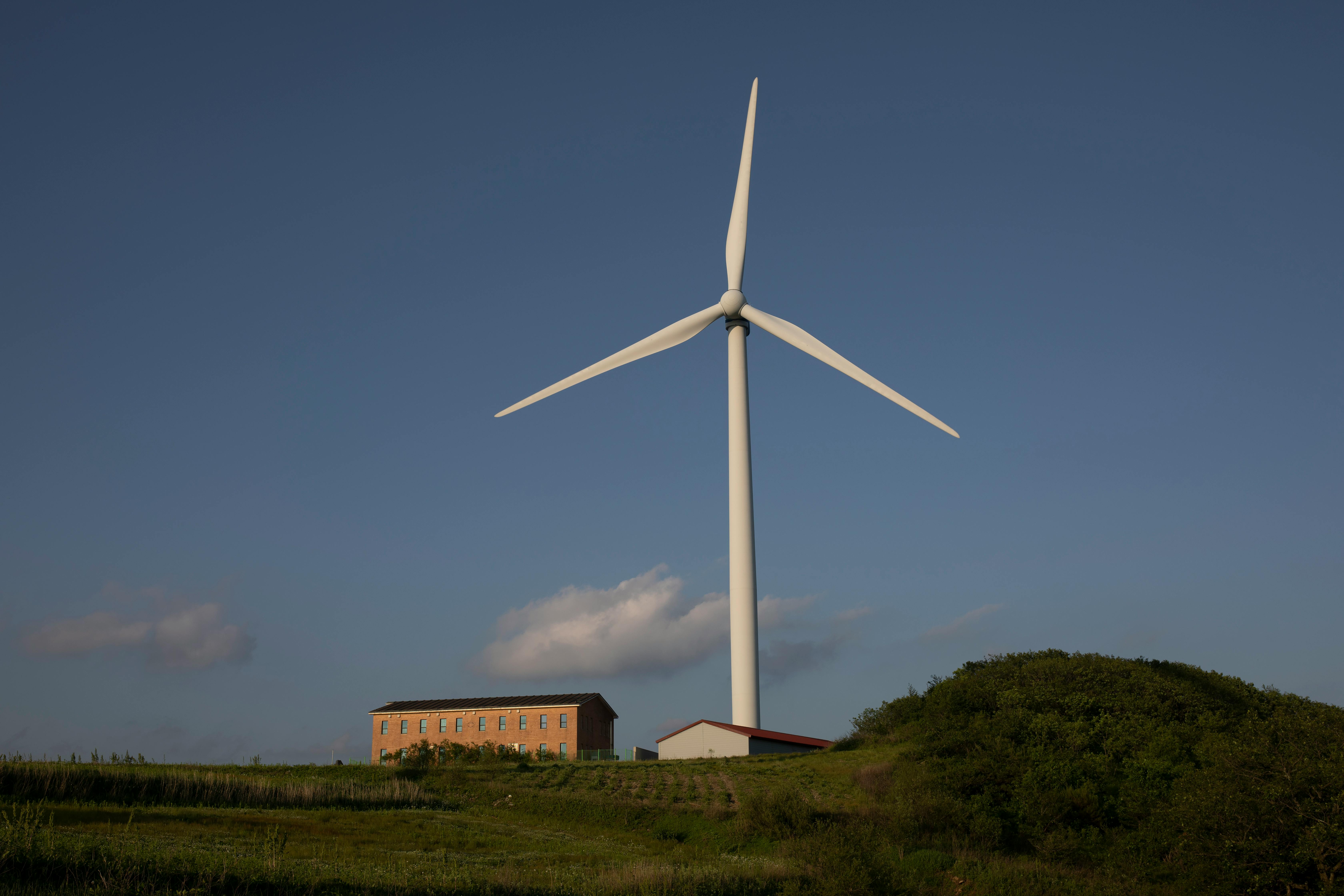 分析師在人工智能電力需求加速增長之際上調電氣基礎設施公司評級