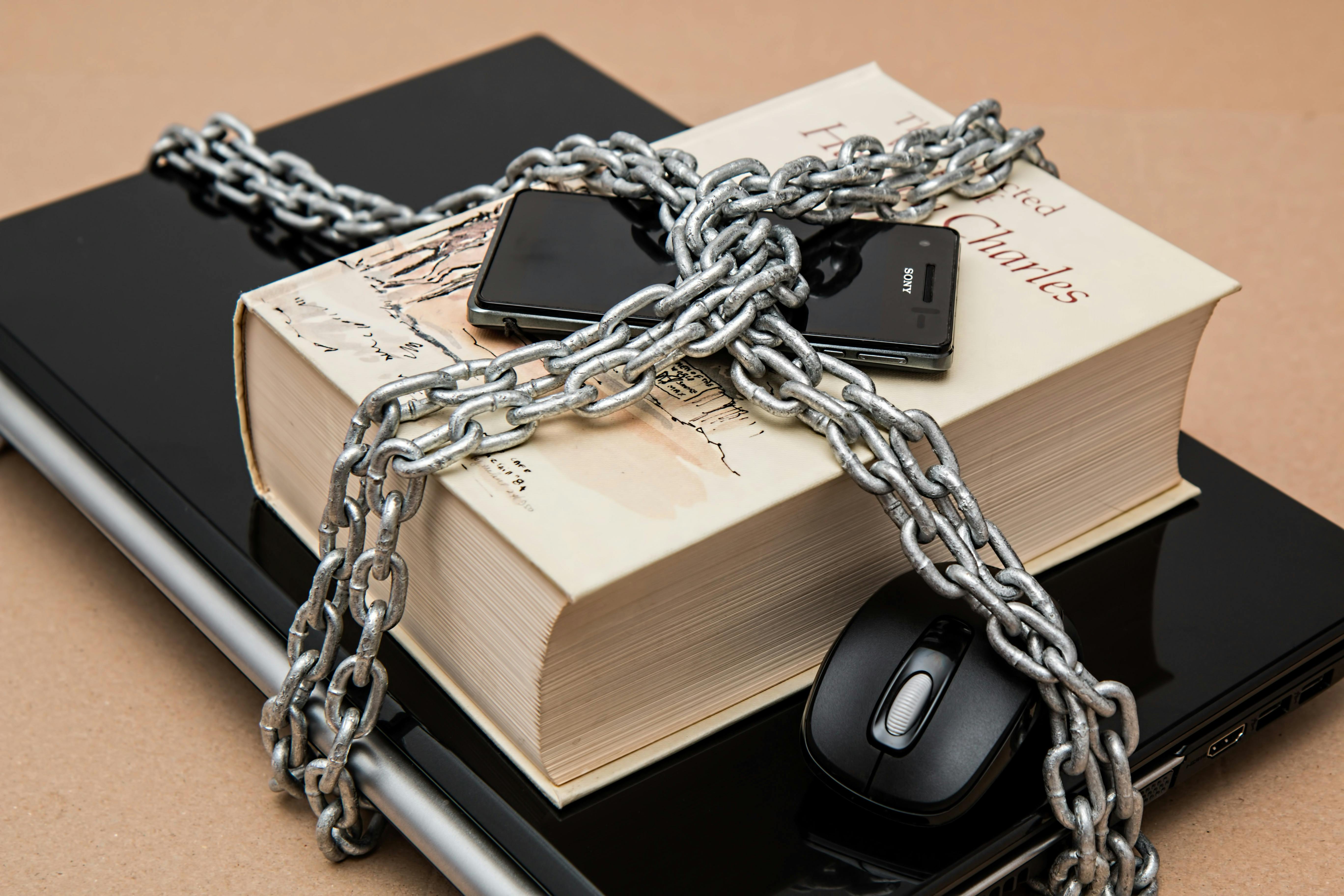 X dévoile un réseau de corruption en cryptomonnaie lié à des groupes de hackers notoires, et engage des poursuites judiciaires