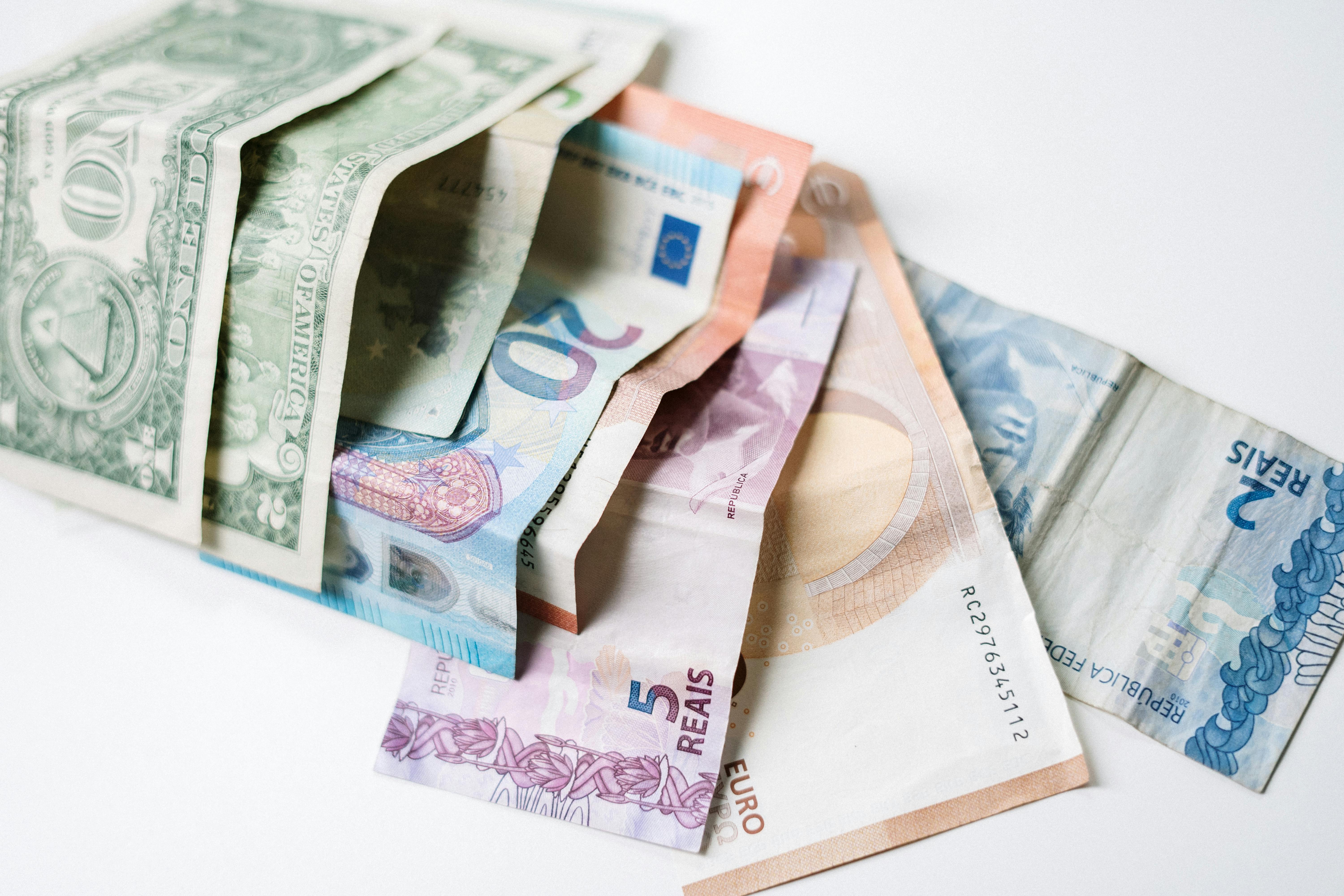 MGX, respaldado por los EAU, invierte 2 mil millones de dólares en Binance con la stablecoin USD1 de la familia Trump en medio del escrutinio del acuerdo de chips de IA