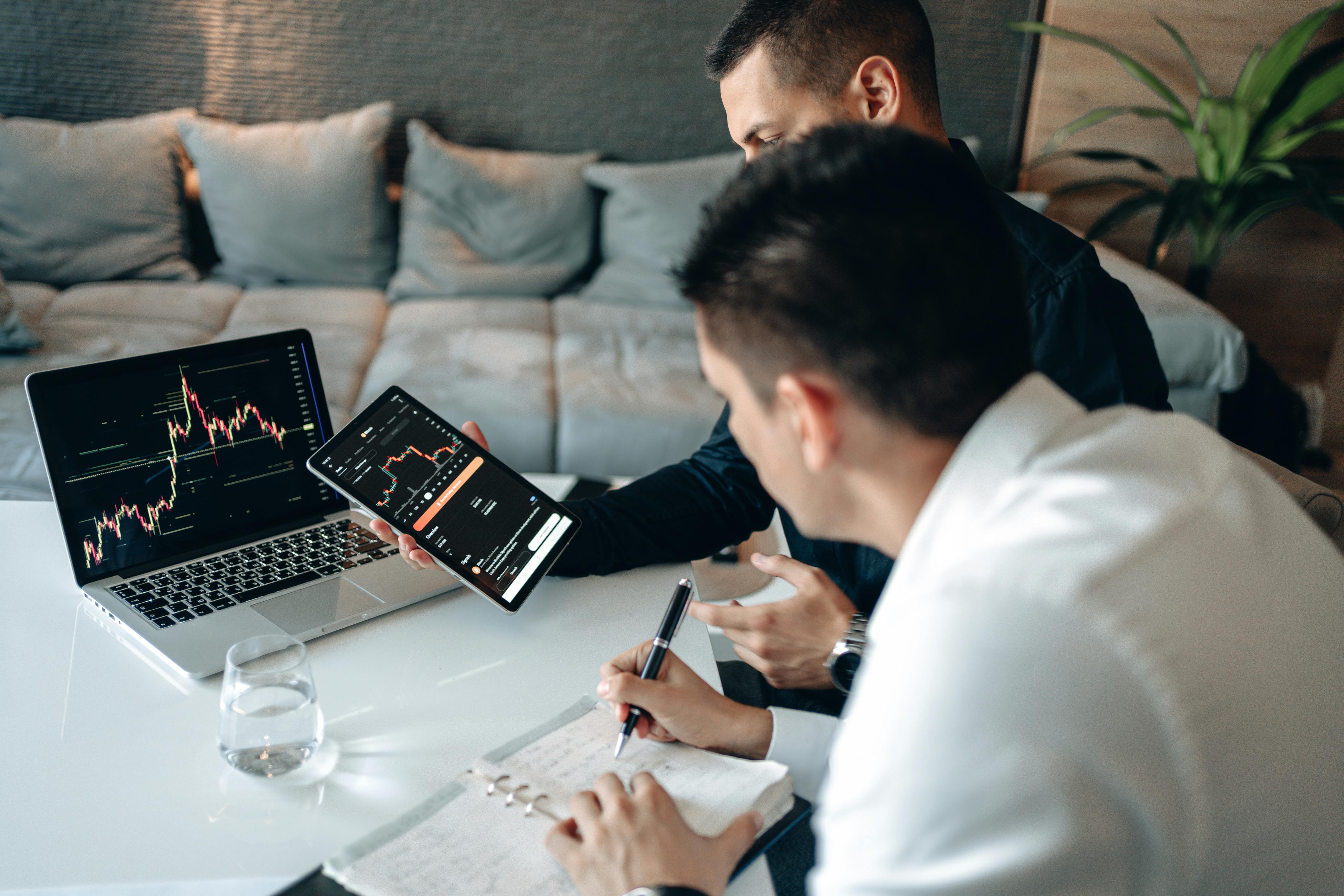Snowflake Reports Strong Fiscal Second Quarter Results, Shares Advance Amidst Valuation Scrutiny