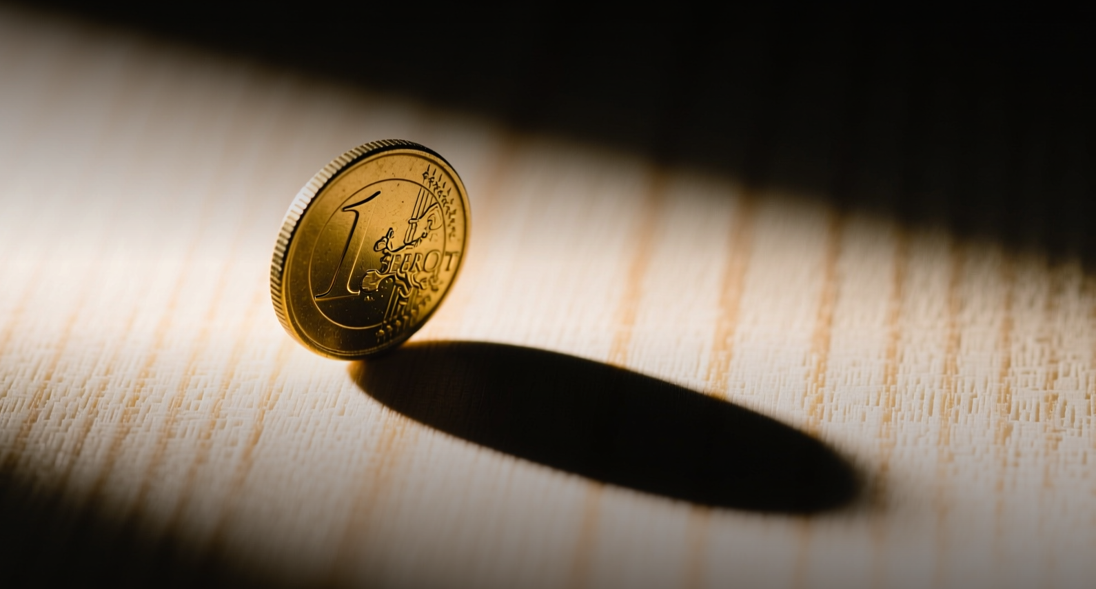 Ethereum chute de 3 % à 1 615 $ alors que l'accumulation par les baleines ne parvient pas à enrayer la vente