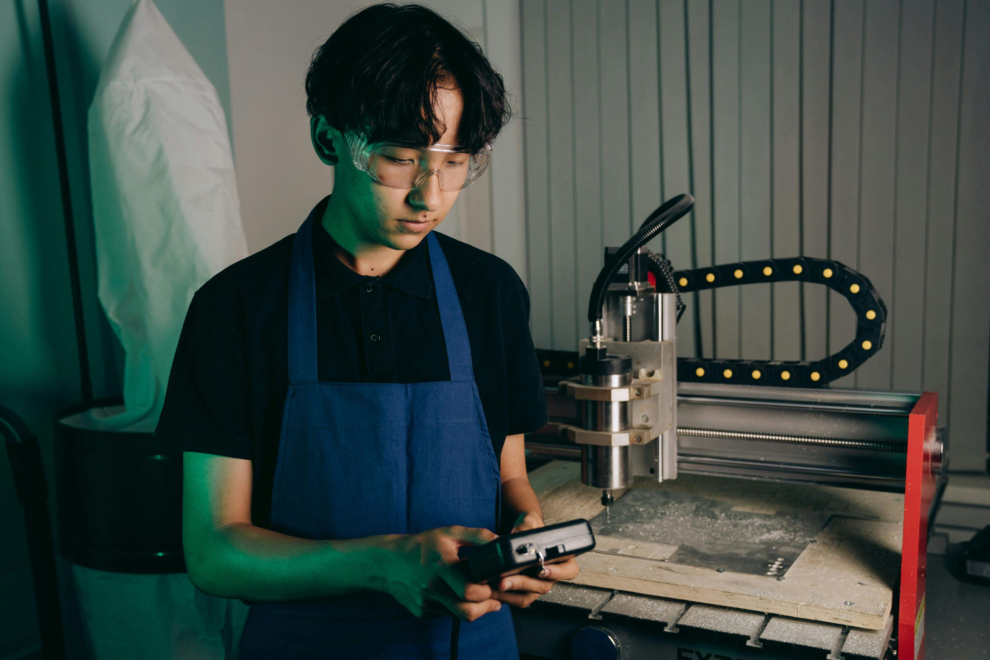 Wall Street Analysts Adjust Outlooks on Tech and Logistics Amid AI Focus and Macro Headwinds