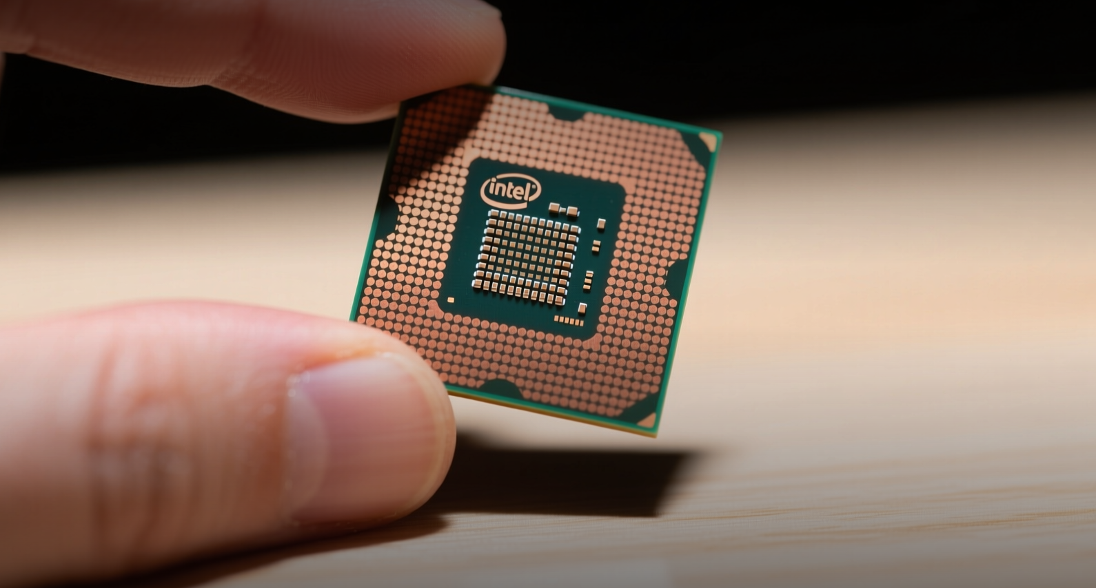 Jim Cramer chọn Intel làm cổ phiếu hàng đầu, trích dẫn đà tăng 236% và nhu cầu CPU AI