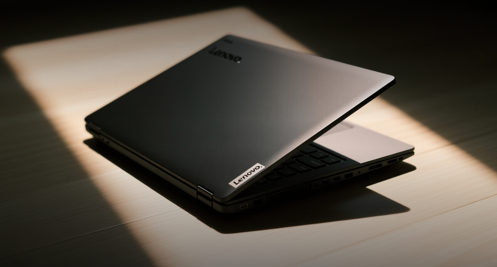 Lenovo chute de 5,8 % alors que la hausse des coûts de mémoire éclipse l'accord FIFA sur l'IA