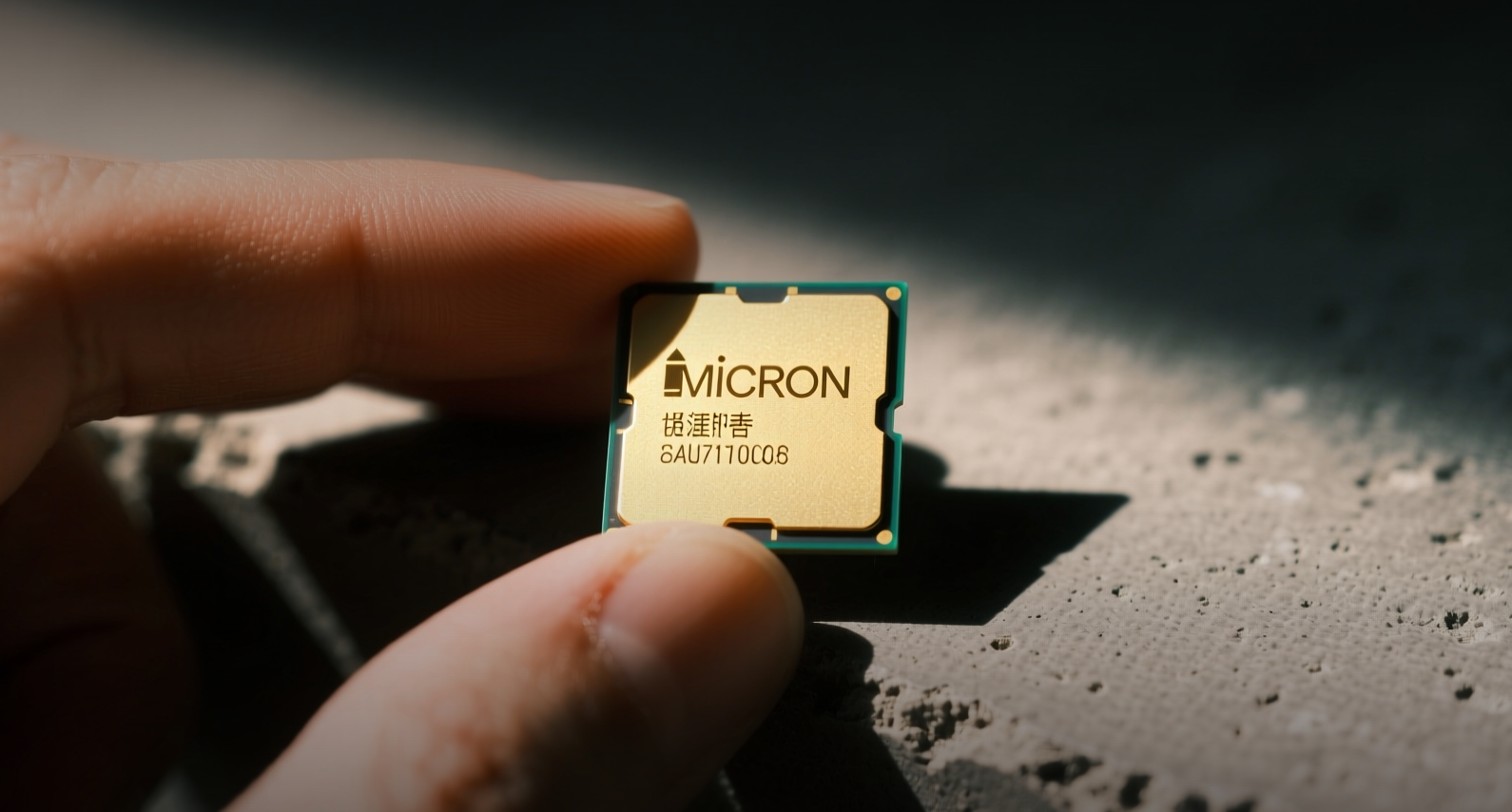 Cổ phiếu công nghệ phân hóa: Micron tăng vọt 15%, Apple giảm 6%