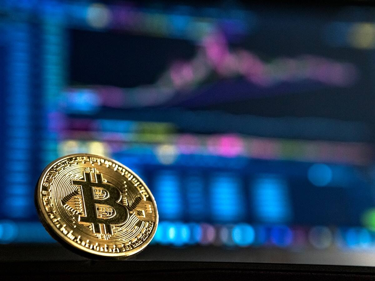 Bitcoin prueba los $80K mientras Strategy acumula 815,061 BTC (3.8% del suministro) y se forma la Reserva Estratégica de EE. UU. Calificación de Compra con objetivo de $120,000. Análisis institucional completo.