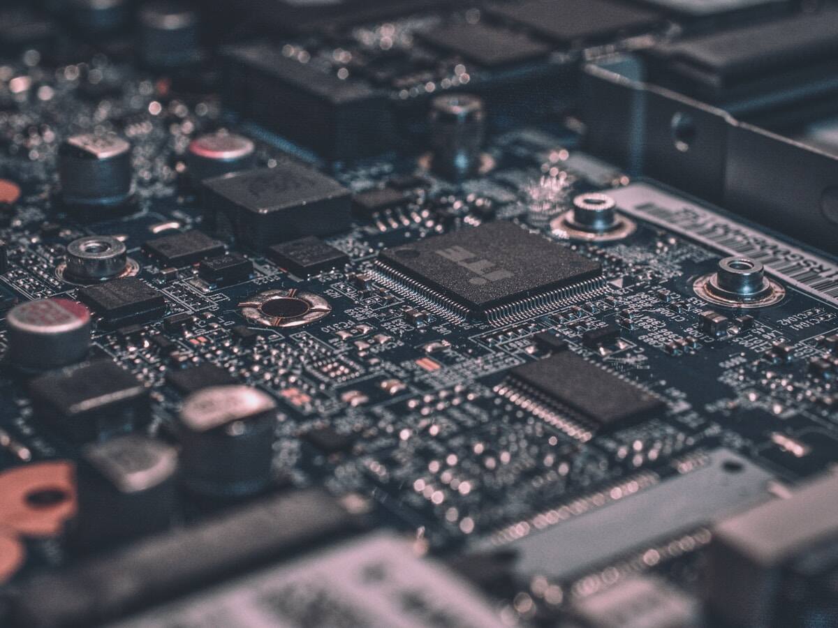 Intel 第一季度业绩爆发：EPS 0.29 美元远超预期，股价飙升 20% — 上调至买入评级