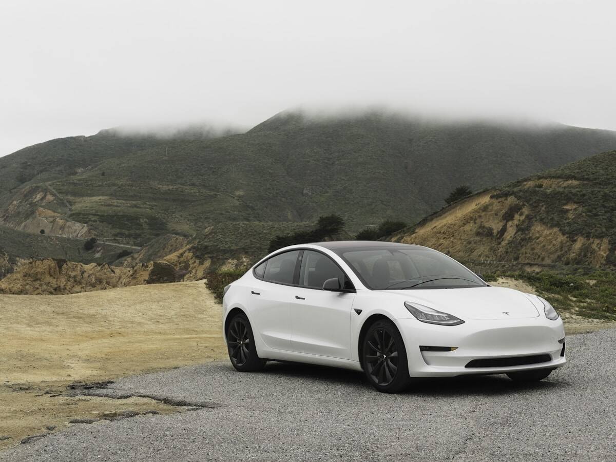 Tesla Hisse Analizi: Robotaxi ve Enerji Opsiyonelliği Artarken Marjlar Sıkışıyor | Edgen
